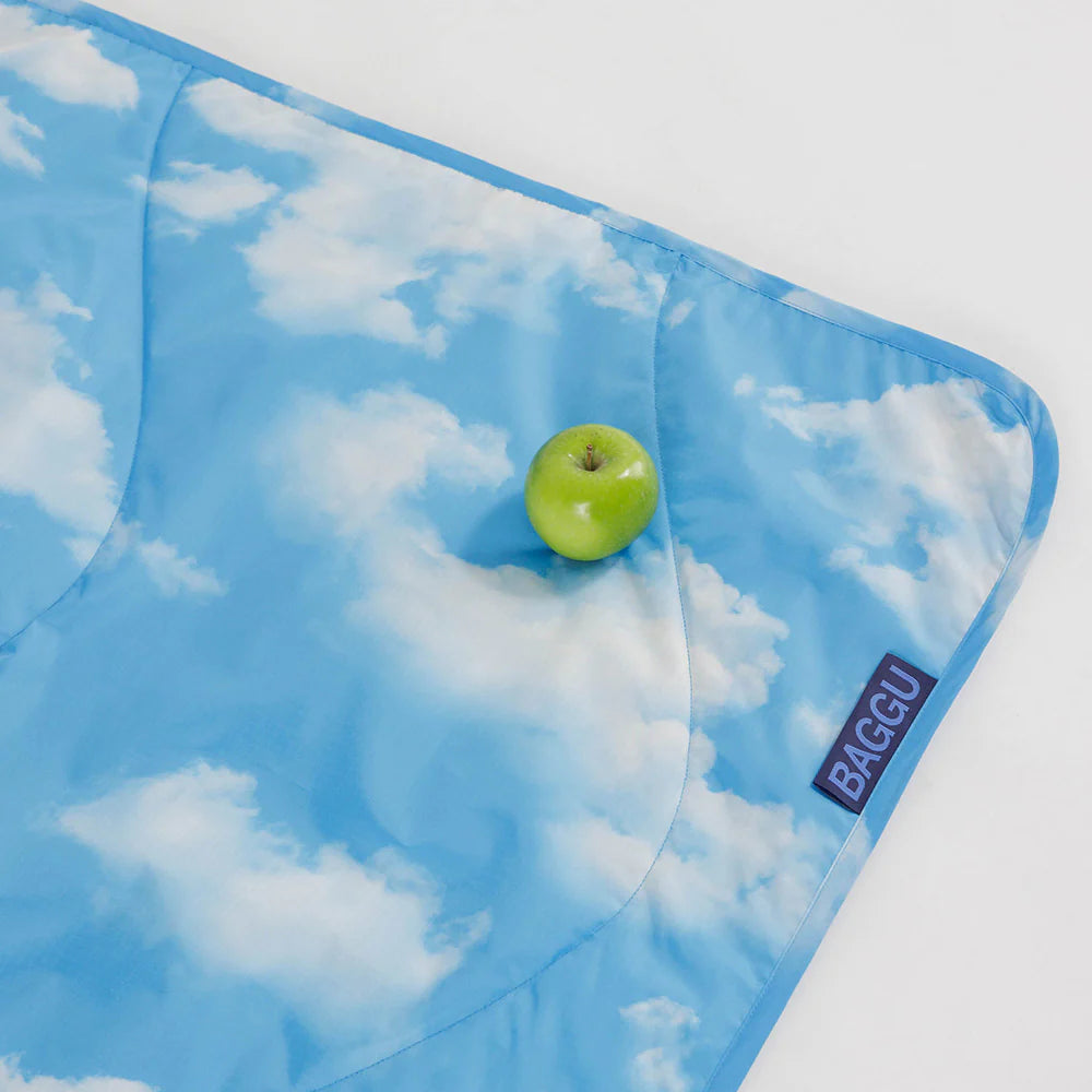 http://thekirashop.com/cdn/shop/files/Puffy_Picnic_Blanket_Cloud-1-1000x_5000x_ac150805-d1f8-4528-93ad-5b30b9474b47.webp?v=1686688645